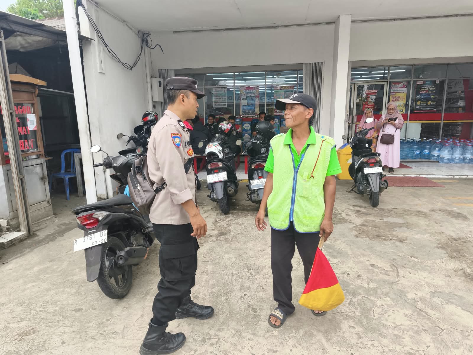 Sambangi Tukang Parkir, Bhabinkamtibmas Polsek Karanglewas Berikan Binluh Kamtibmas