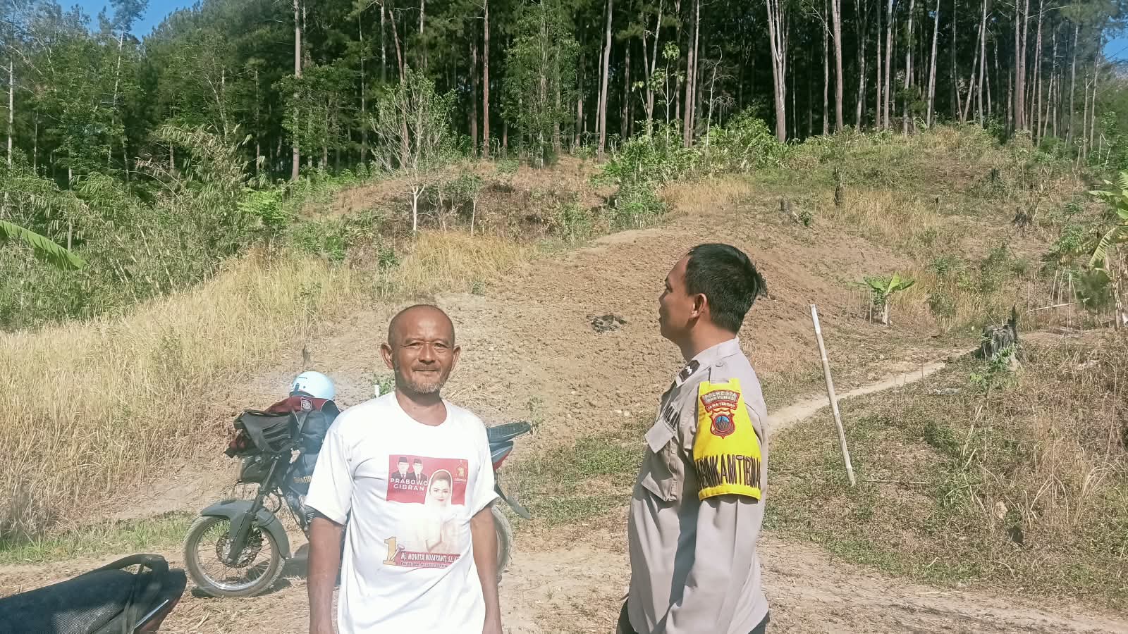 Cegah Karhutla, Bhabinkamtibmas Polsek Kebasen Ingatkan Penggarap Lahan Perhutani