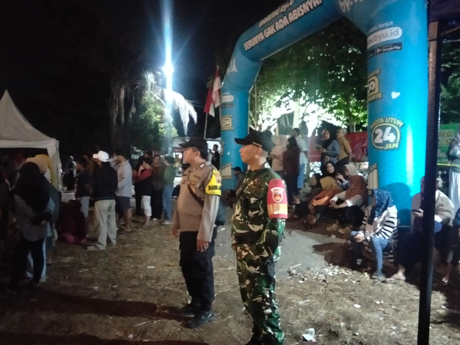 Bhabinkamtibmas Purwokerto Selatan Amankan Panggung Kemerdekaan di Tanjung, Warga Nikmati Hiburan dengan Nyaman