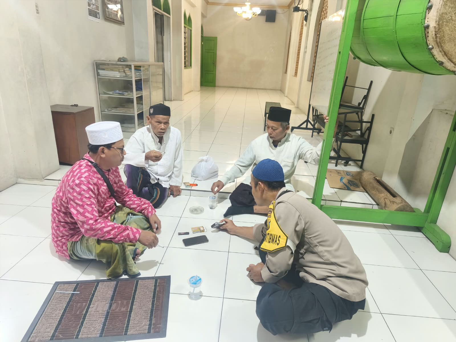 Ngendong Ketua RW dan Warga Karanglewas, Bhabinkamtibmas Polsek Karanglewas Ajak Aktif Siskamling