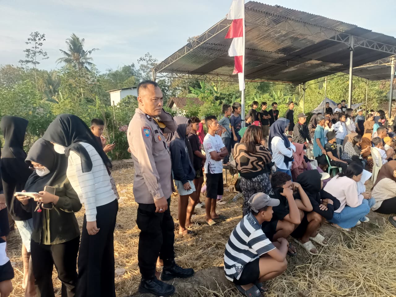 Ratusan Warga Saksikan Kuda Kepang, Polsek Wangon Pastikan Pertunjukan Aman