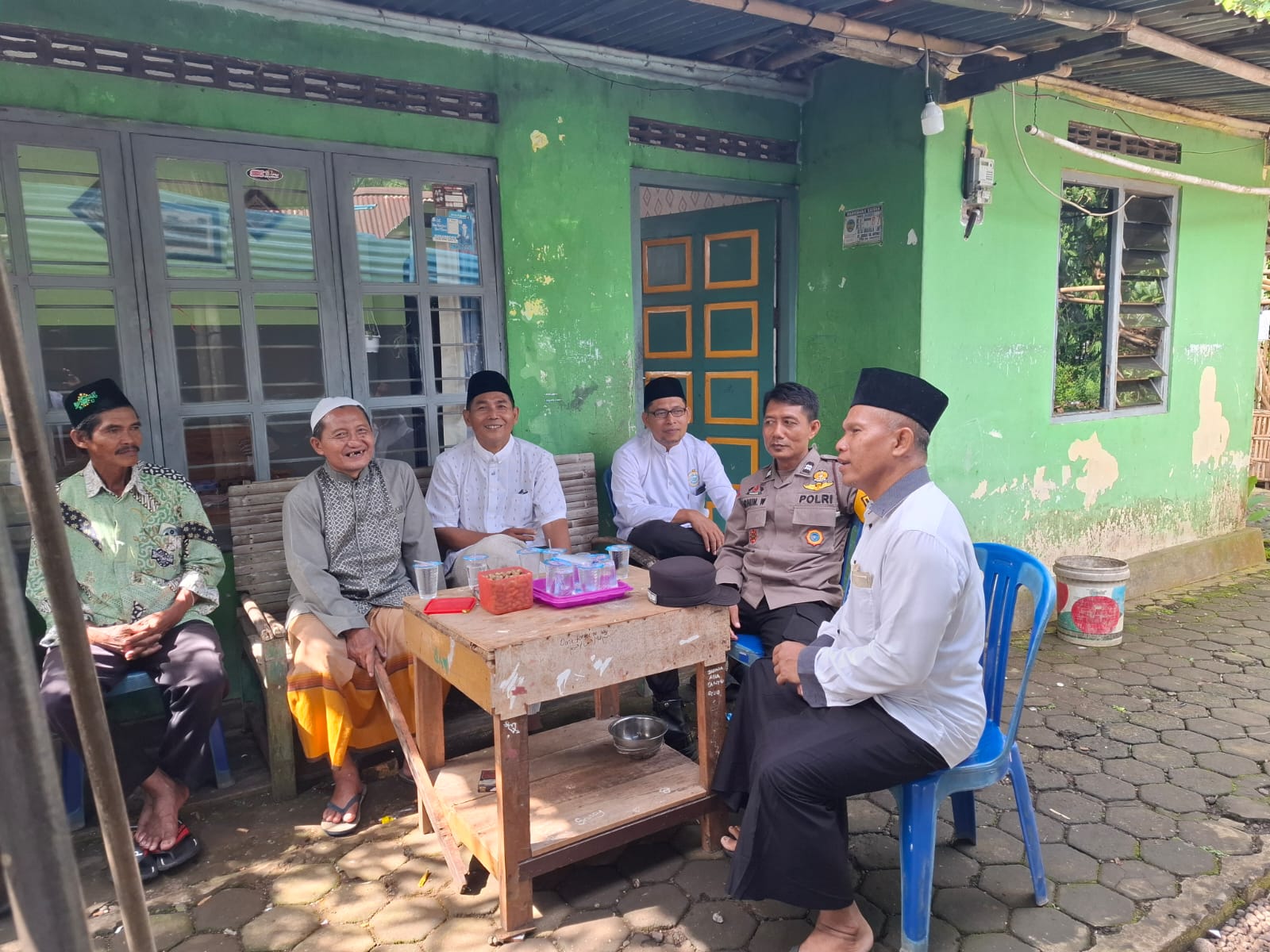 Wujud Empati, Bhabinkamtibmas Polsek Sokaraja Polresta Banyumas Hadiri Takziah Warga Binaan