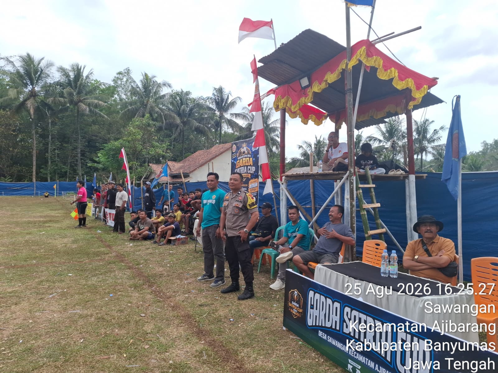 Semarak HUT RI, Polsek Ajibarang Banyumas Kawal Turnamen Sepak Bola di Desa Sawangan