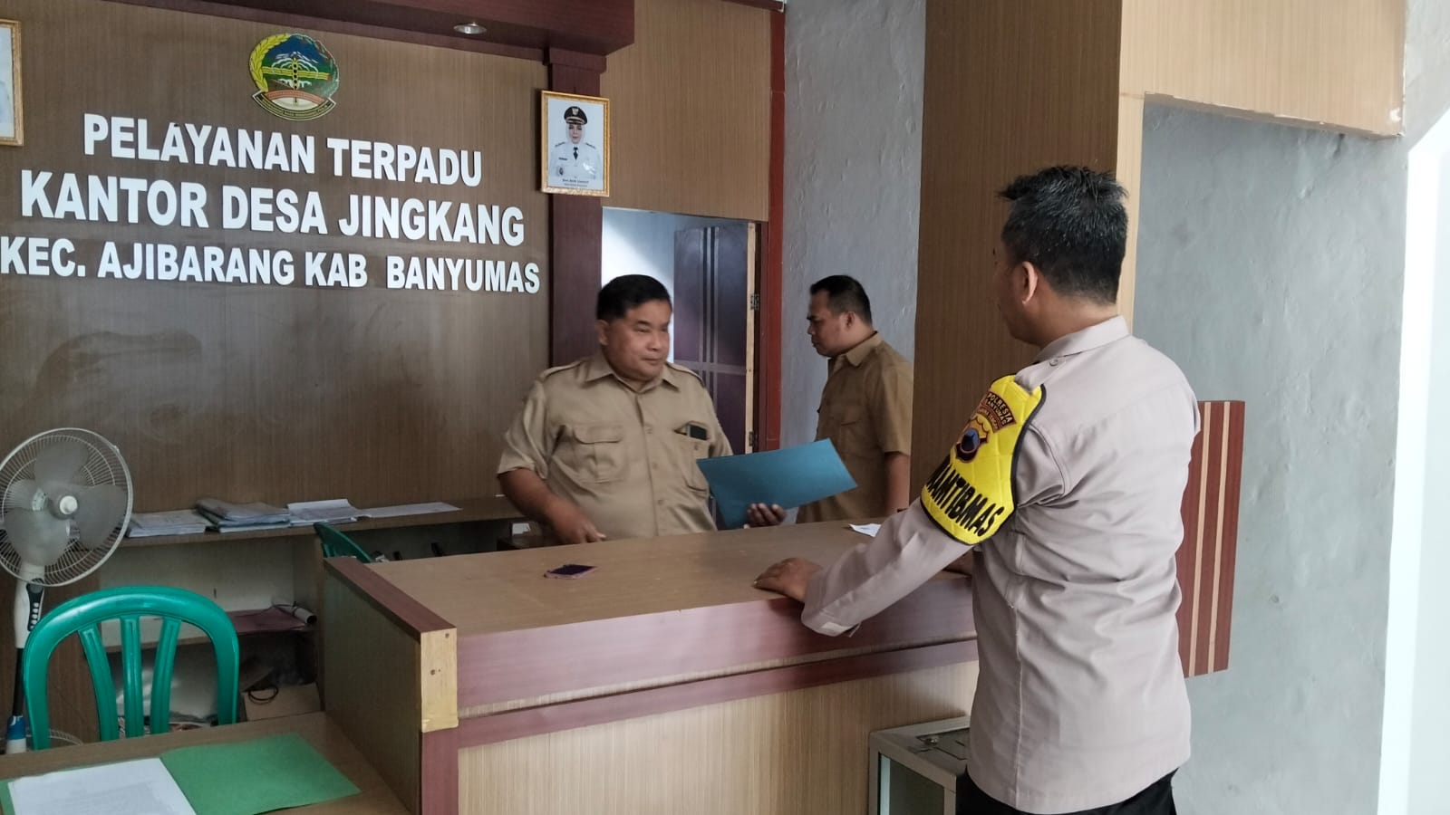 OKC 2026, Bhabinkamtibmas Ajibarang Banyumas Sambangi Perangkat Desa Jingkang, Sampaikan Pesan Kamtibmas