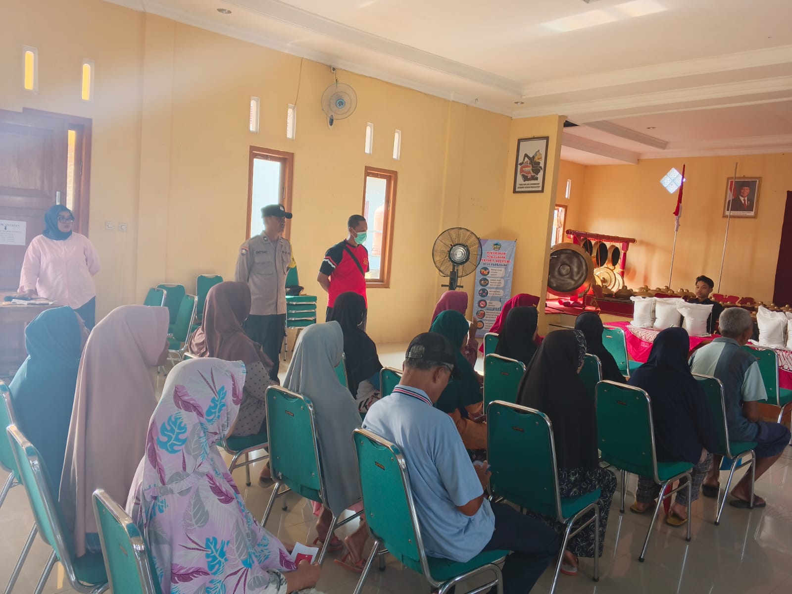 Bhabinkamtibmas Kembaran Kawal Penyaluran Bantuan Beras Untuk 528 Warga Karangtengah