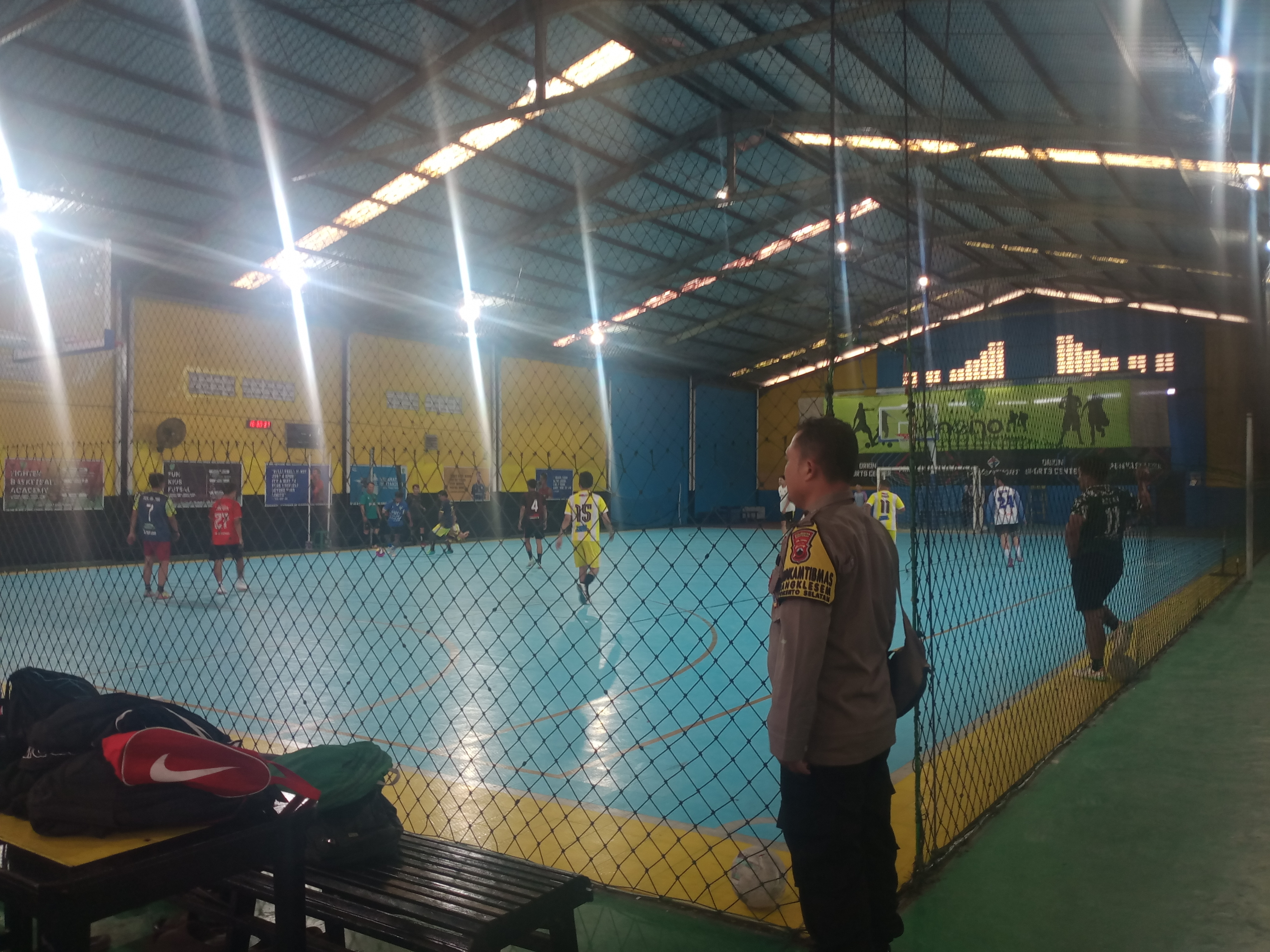 Cegah Curanmor, Bhabinkamtibmas Polsek Purwokerto Selatan Sambangi Pengunjung Orion Futsal