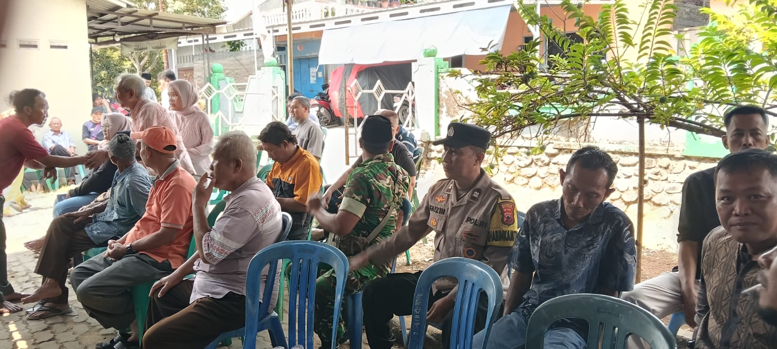 Bhabinkamtibmas Polsek Patikraja Takziah ke Rumah Duka, Wujud Kehadiran Polri di Tengah Warga