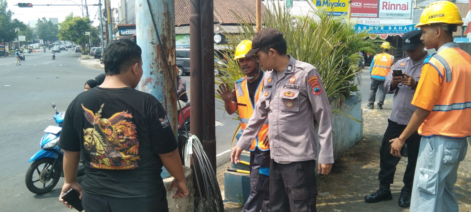 Warga Lapor Lewat 110, Polresta Banyumas Respons Cepat Keluhan Kabel Putus di Jalan Mayjen Sutoyo