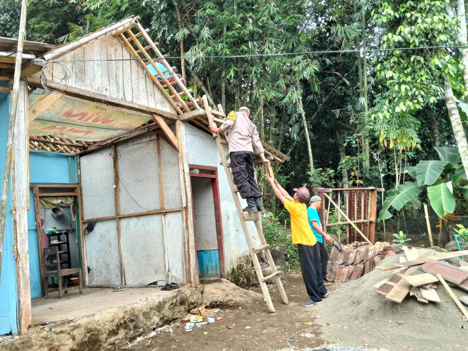 Bhabinkamtibmas Ajibarang Banyumas Gotong Royong Bersama Warga, Dukung Program Bedah Rumah RTLH