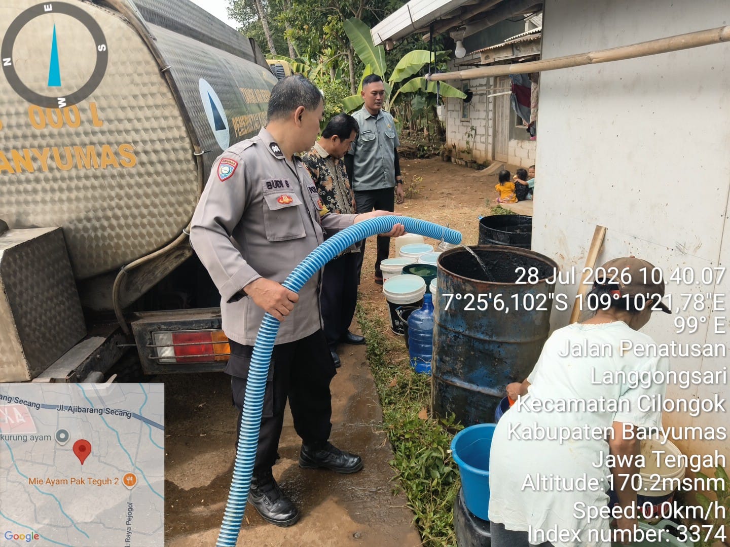 Polsek Cilongok Banyumas Dampingi Penyaluran Air Bersih Bagi Warga Terdampak Kemarau