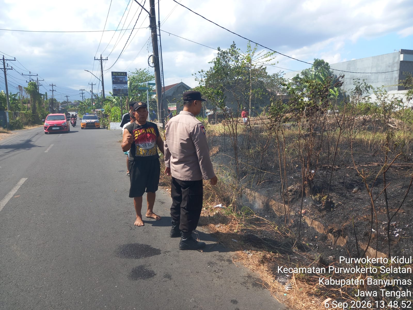 Quick Response Polresta Banyumas Padamkan Kebakaran Lahan Kosong di Purwokerto Selatan