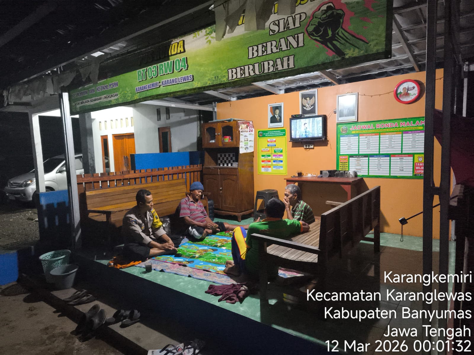 Bhabinkamtibmas Polsek Wangon Banyumas Patroli Malam, Cek Pos Kamling dan Ingatkan Warga Tingkatkan Kewaspadaan