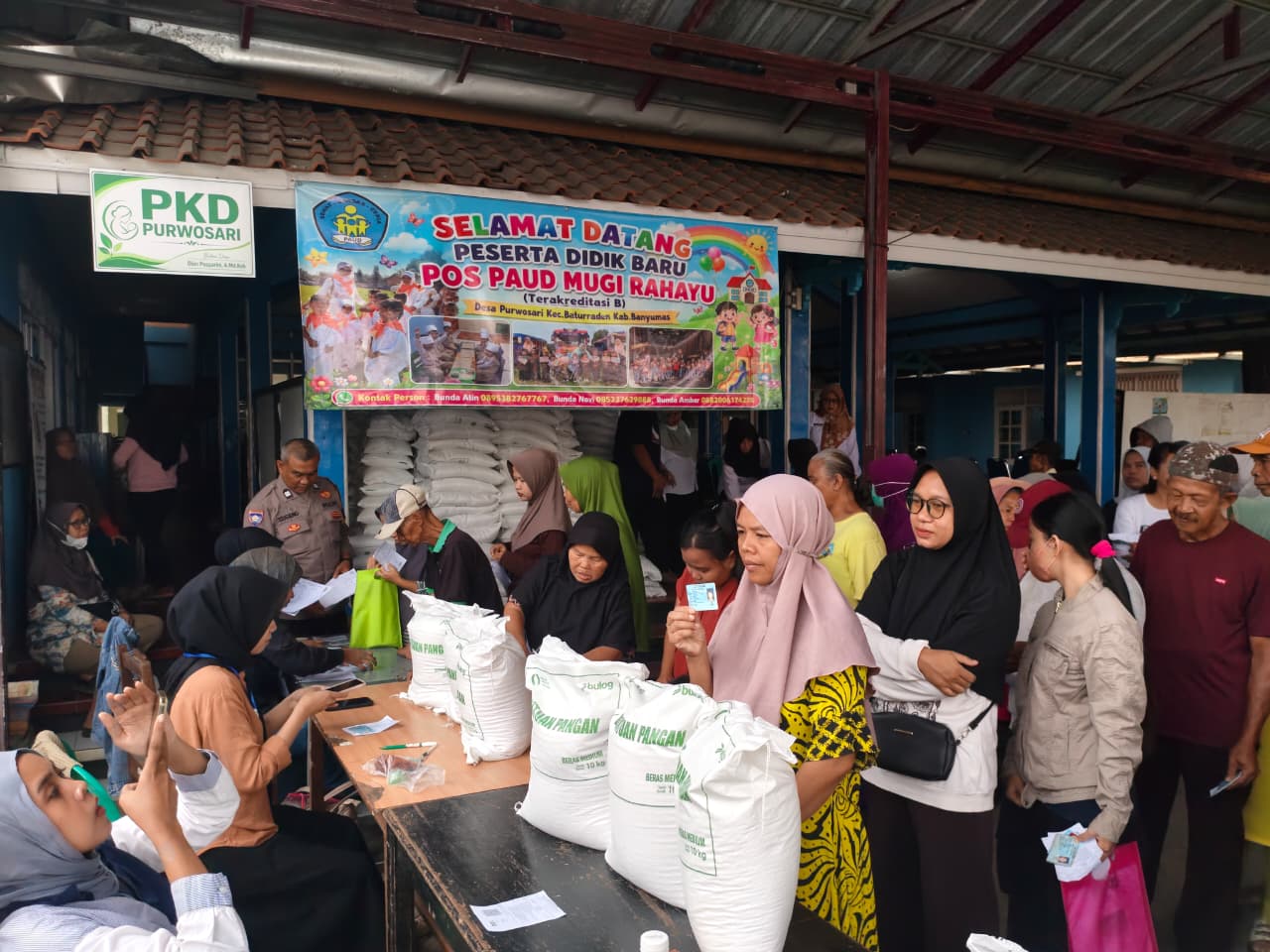 Bhabinkamtibmas Polsek Baturraden Kawal Pembagian Beras CPP untuk Warga Desa Purwosari Baturaden, Berjalan Tertib