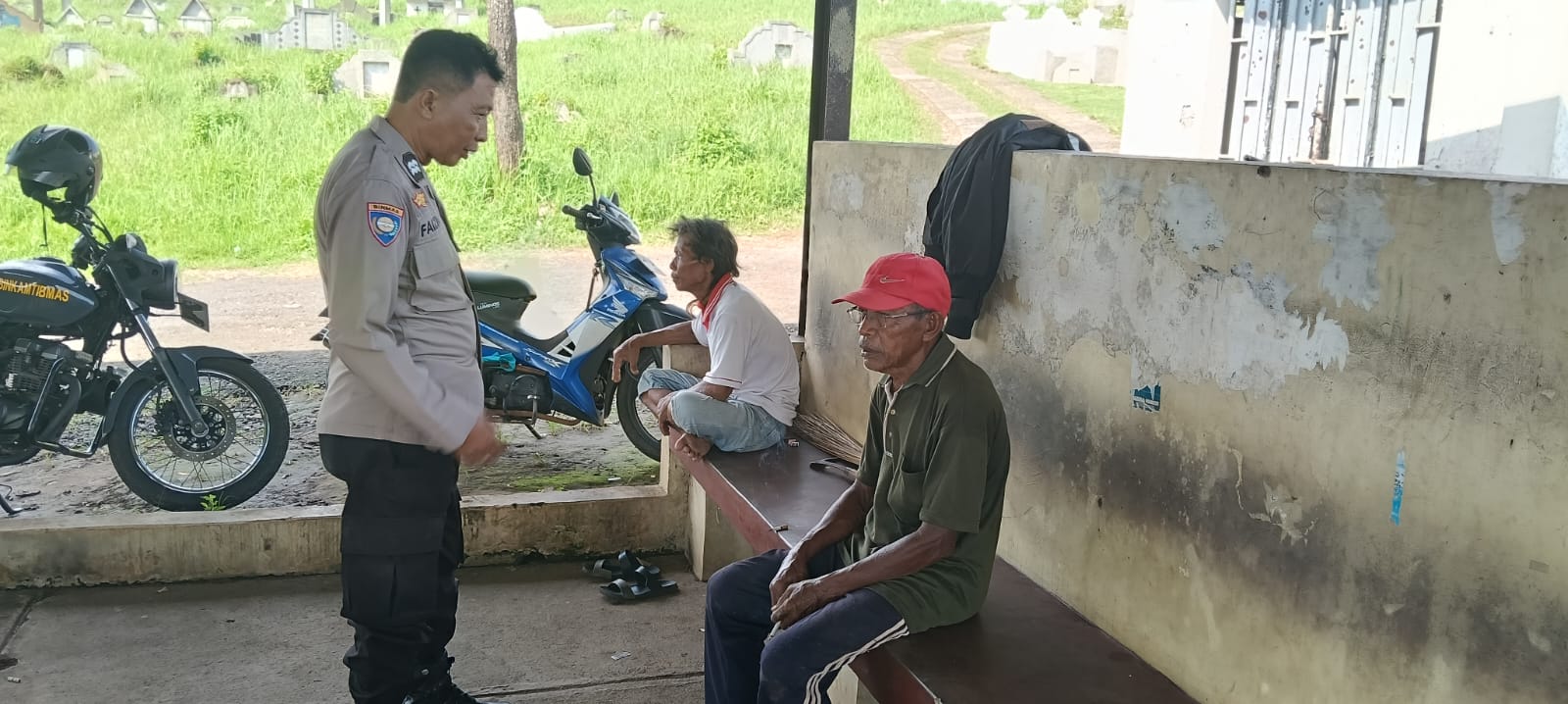 Sambangi Pengelola Makam Tionghoa, Bhabinkamtibmas Patikraja Polresta Banyumas Tekankan Pelayanan Humanis dan Anti Pungli