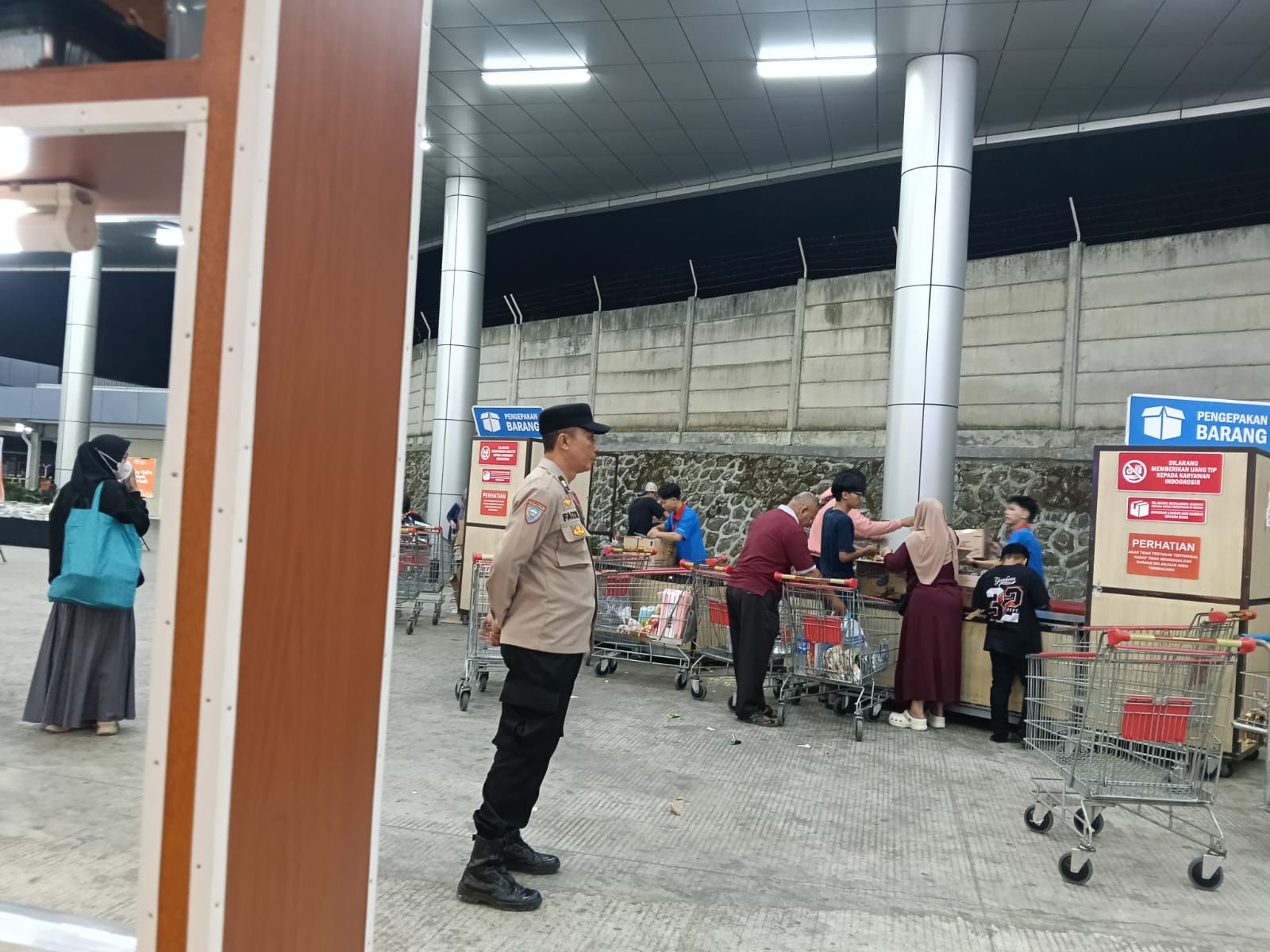 Intensifkan Patroli Dialogis, Polsek Patikraja Banyumas Pastikan Keamanan Pusat Perbelanjaan Tetap Kondusif