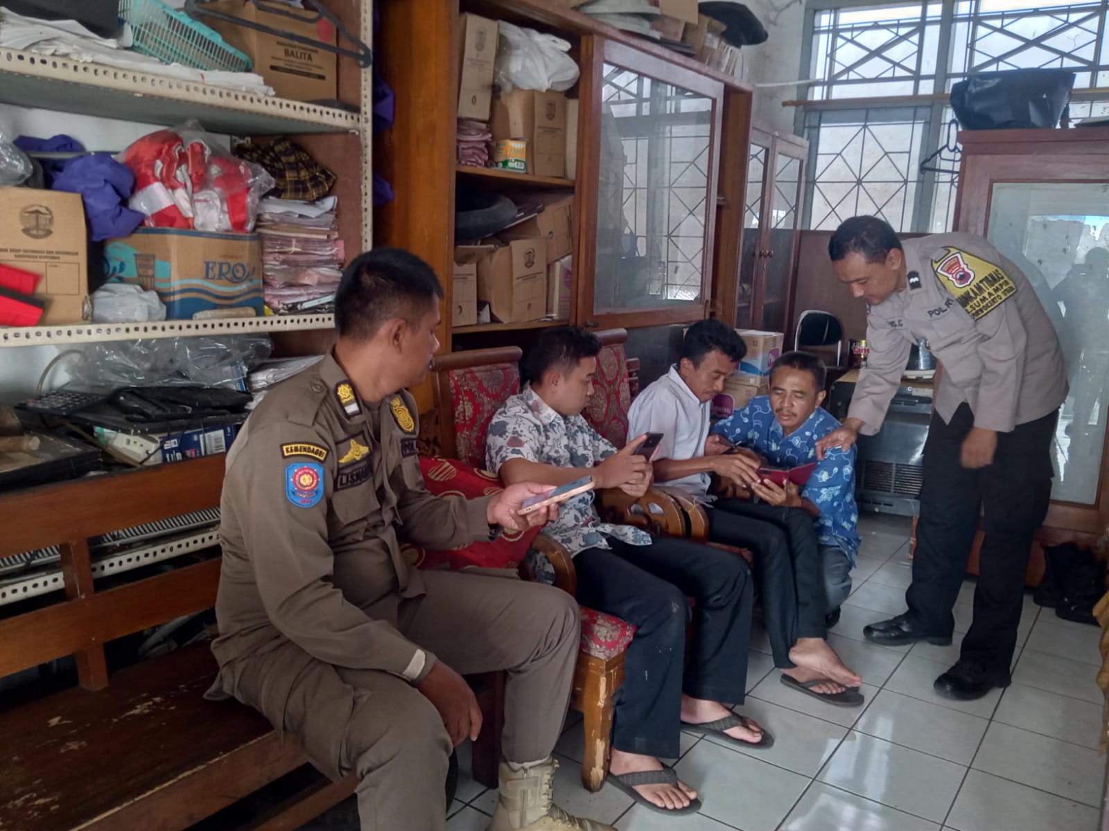 Permudah Akses Layanan Kepolisian Bagi Warga, Bhabinkamtibmas Polsek Purwokerto Utara Sosialisasikan Polri Super App