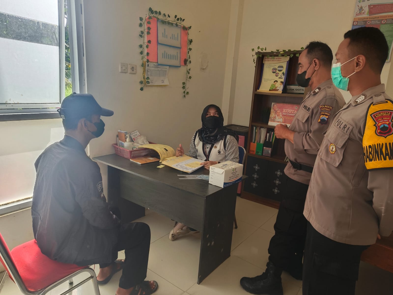 Bhabinkamtibmas Polsek Sumpiuh Dampingi Tracing TBC di Kelurahan Kradenan, Dukung Deteksi Dini dan Pencegahan Penularan
