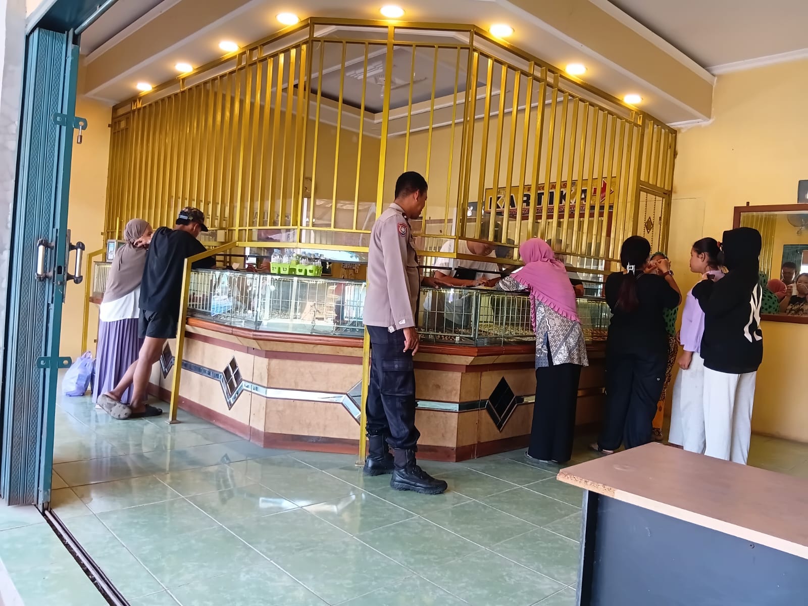 Cegah Kejahatan, Bhabinkamtibmas Kemranjen Banyumas Sambangi Toko Emas di Pasar Sibalung