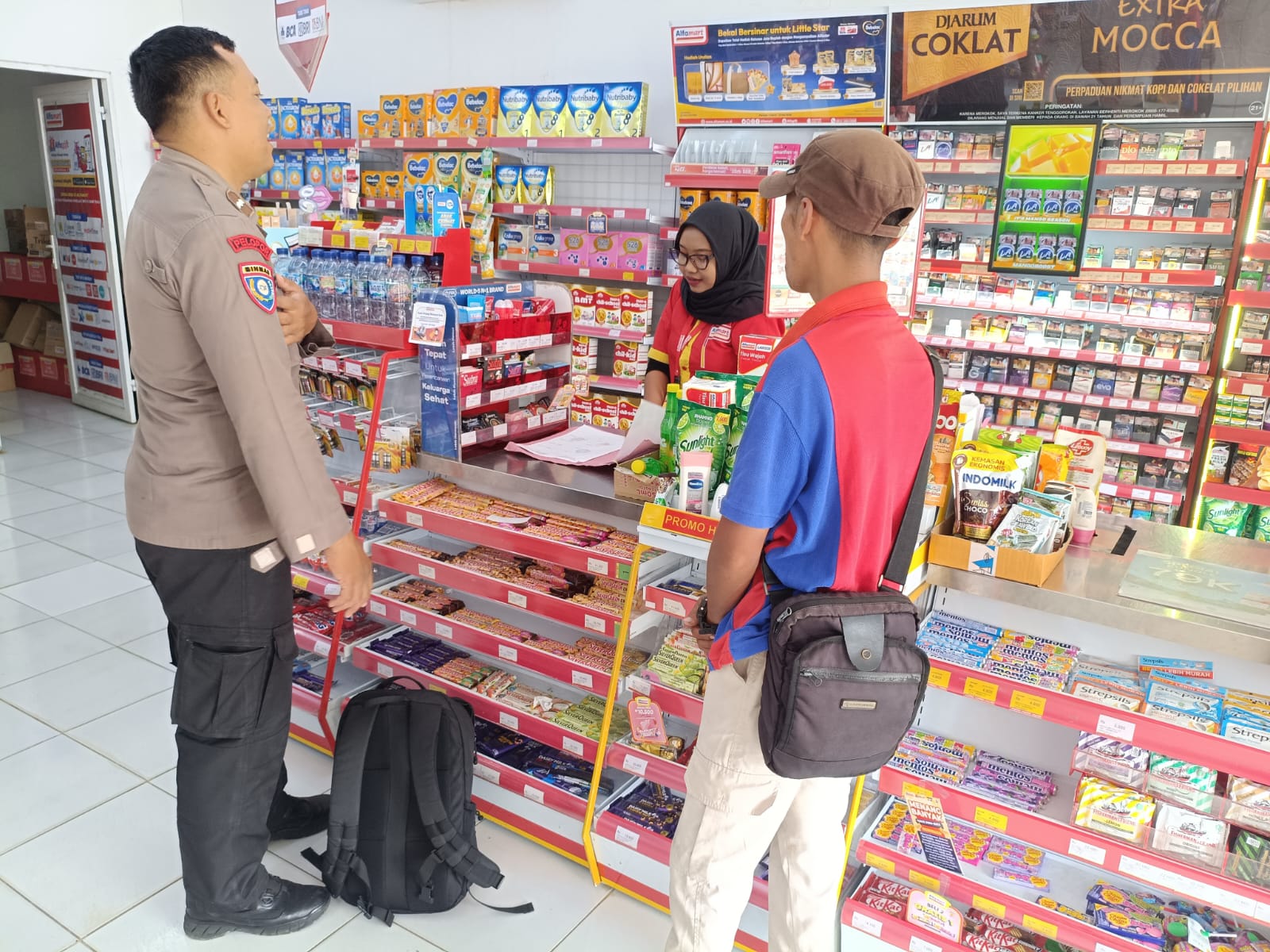 Cegah Kriminalitas Ritel, Bhabinkamtibmas Patikraja Polresta Banyumas Sambangi Alfamart Wlahar Kulon