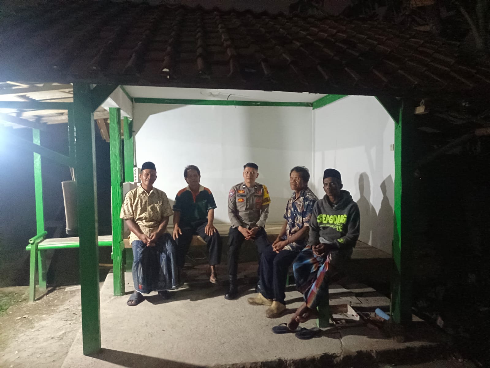 Bhabinkamtibmas Polsek Purwojati Polres Banyumas Cek Satkamling, Tekankan Kewaspadaan Warga