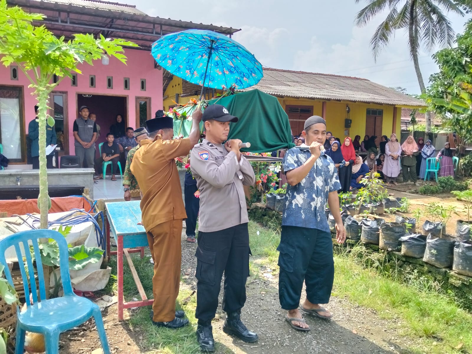 Wujud Empati, Bhabinkamtibmas Sumpiuh Polresta Banyumas Takziyah ke Rumah Duka Warga Karanggedang