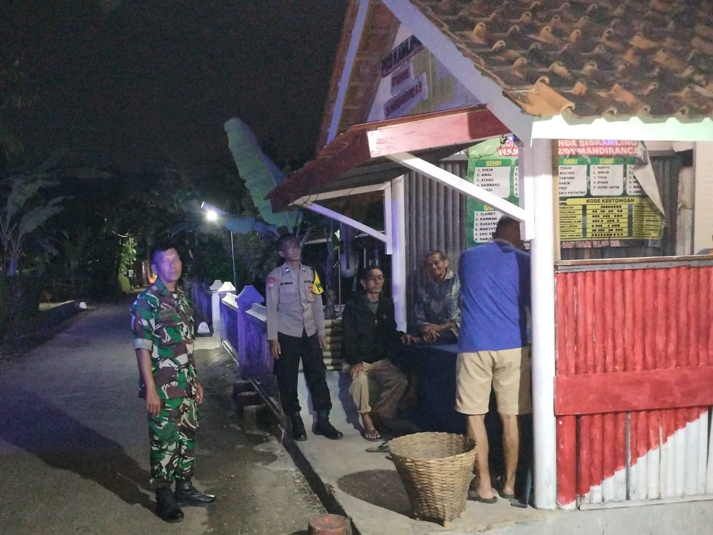 Jaga Kamtibmas, Bhabinkamtibmas Polsek Kebasen Polresta Banyumas Sambangi Pos Satkamling Desa Mandirancan