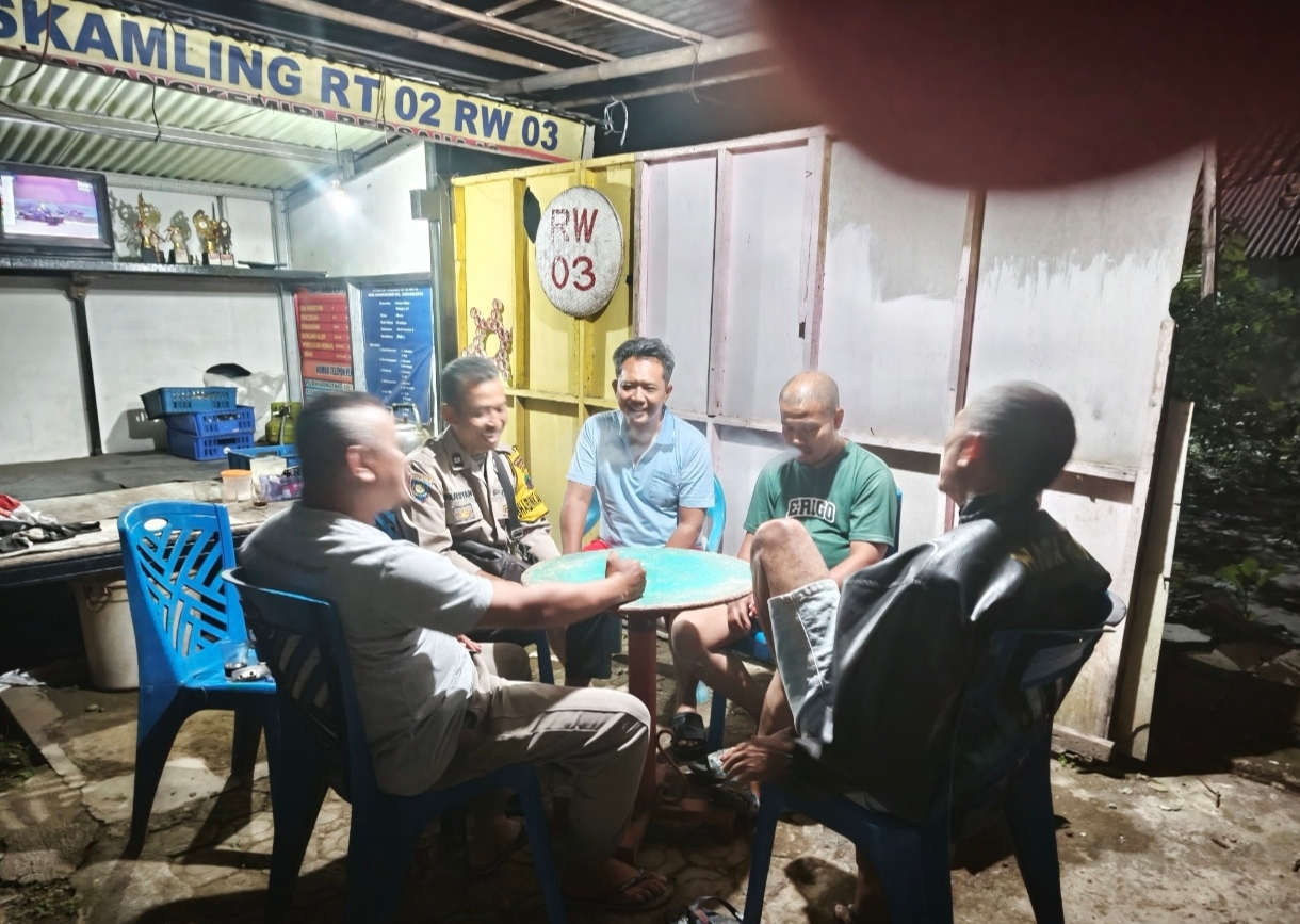 Jaga Kampung Di Tengah Malam, Polsek Kembaran Hadir Temani Warga Ronda