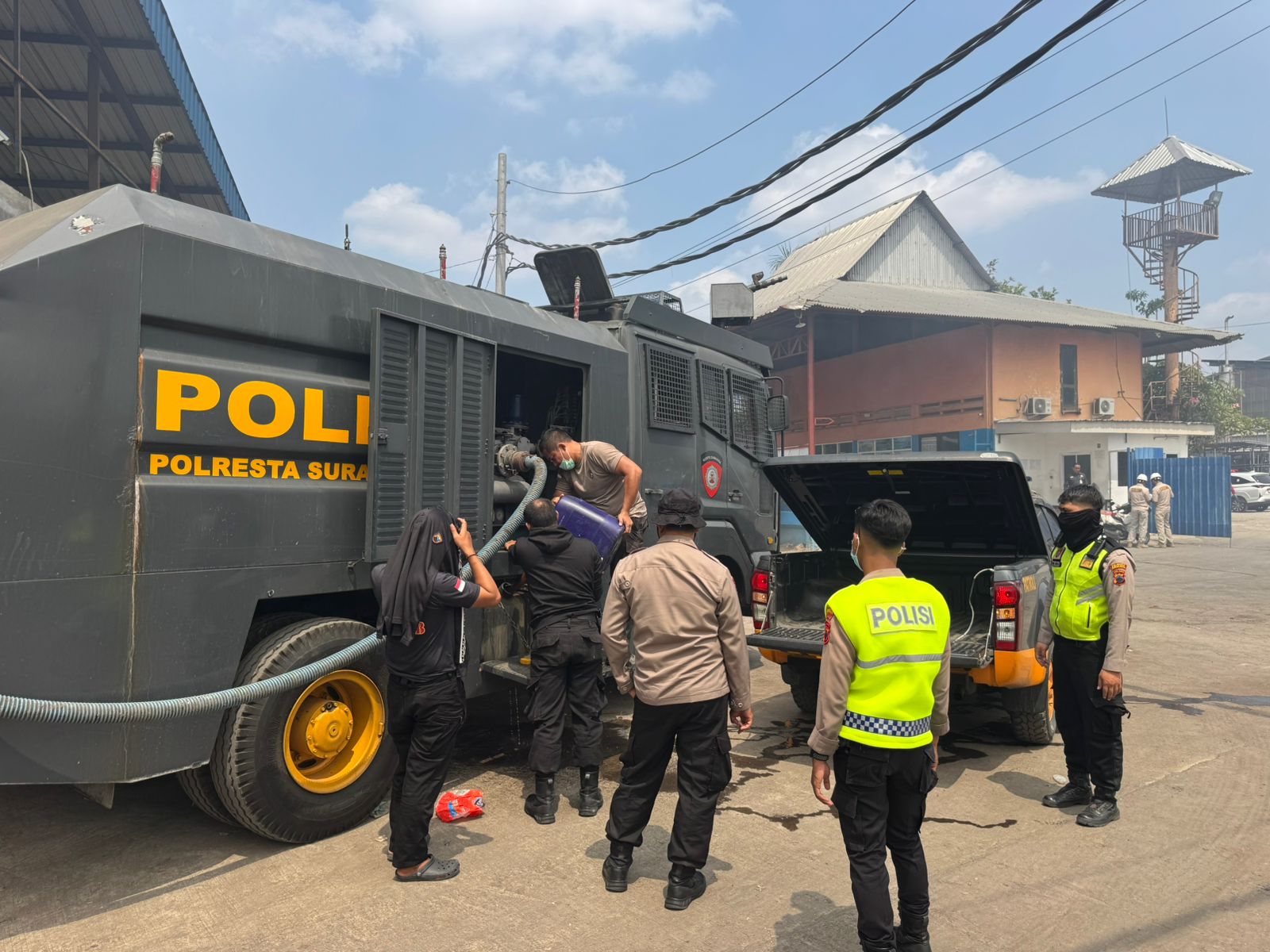Helikopter Polri Water Bombing Kebakaran TPA Putri Cempo, 234 Ribu Liter Air Diguyurkan
