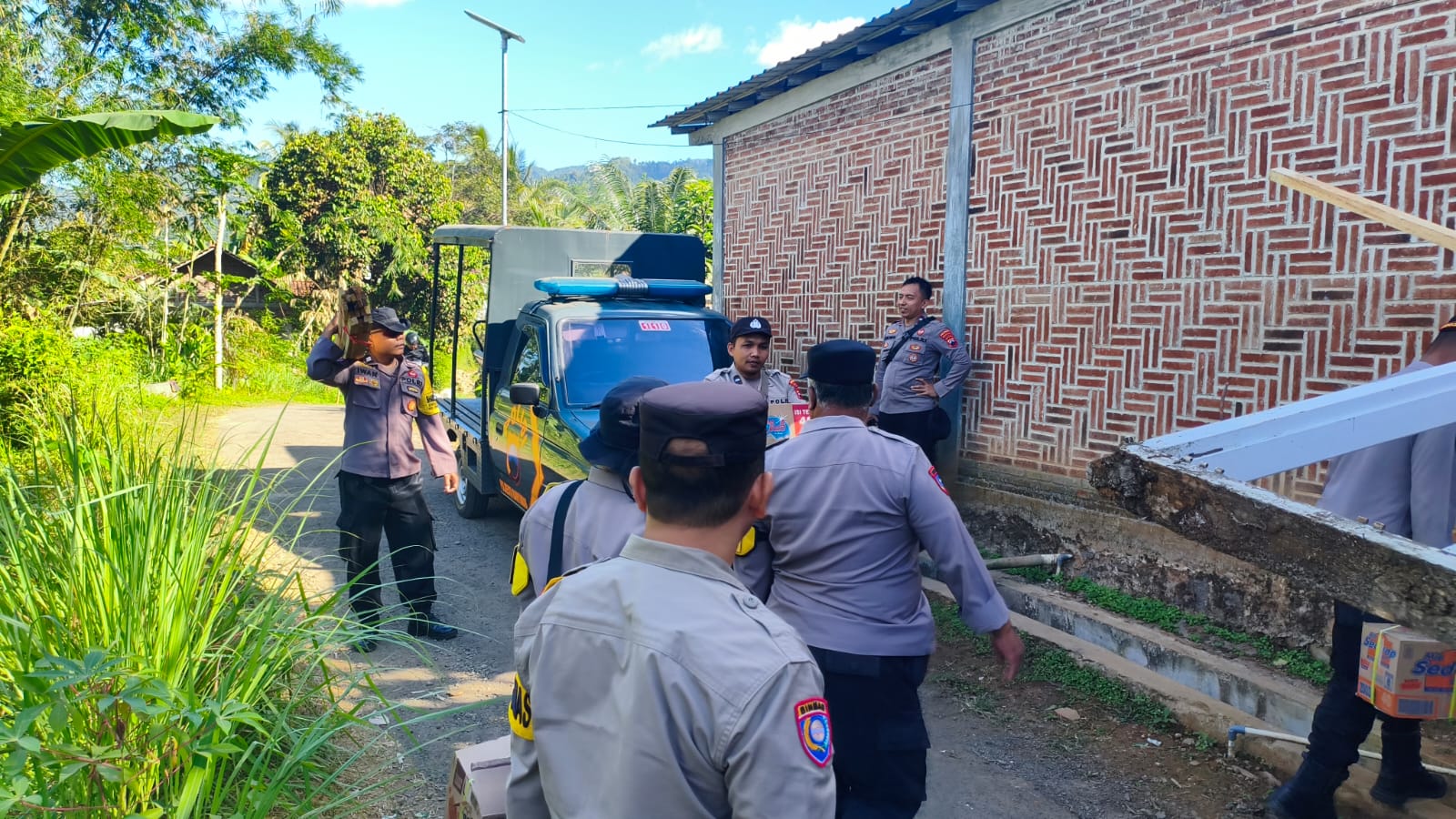 Polsek Kedungbanteng Banyumas Salurkan Bantuan dan Gotong Royong Perbaiki Rumah Korban Kebakaran