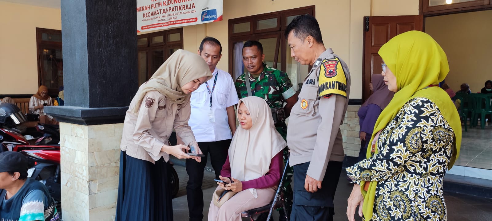 Hadir Dengan Kepedulian, Bhabinkamtibmas Patikraja Permudah Akses Pelayanan Warga Disabilitas