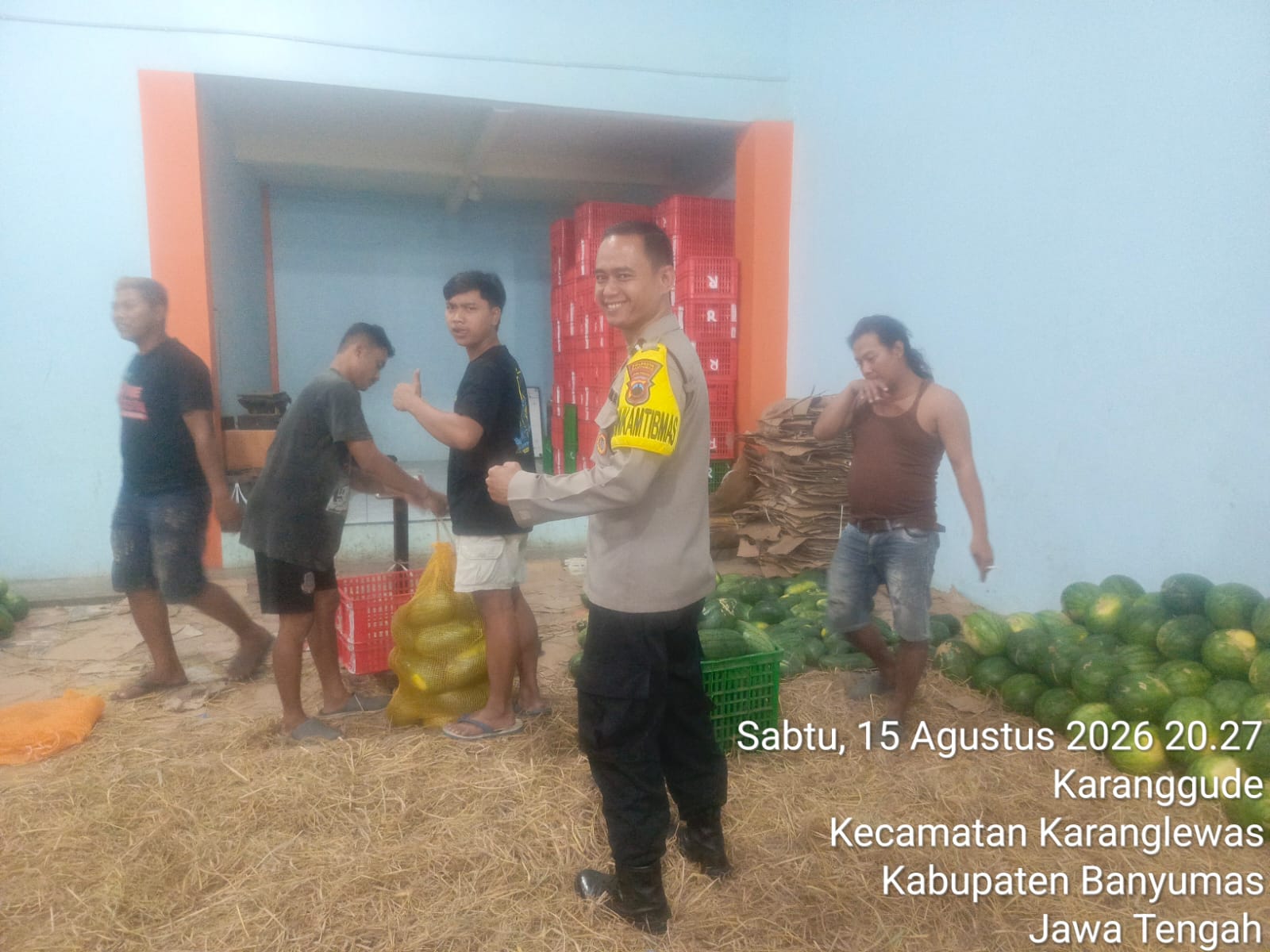 Bhabinkamtibmas Karanglewas Sambangi Pertokoan, Serap Informasi dan Perkuat Kamtibmas