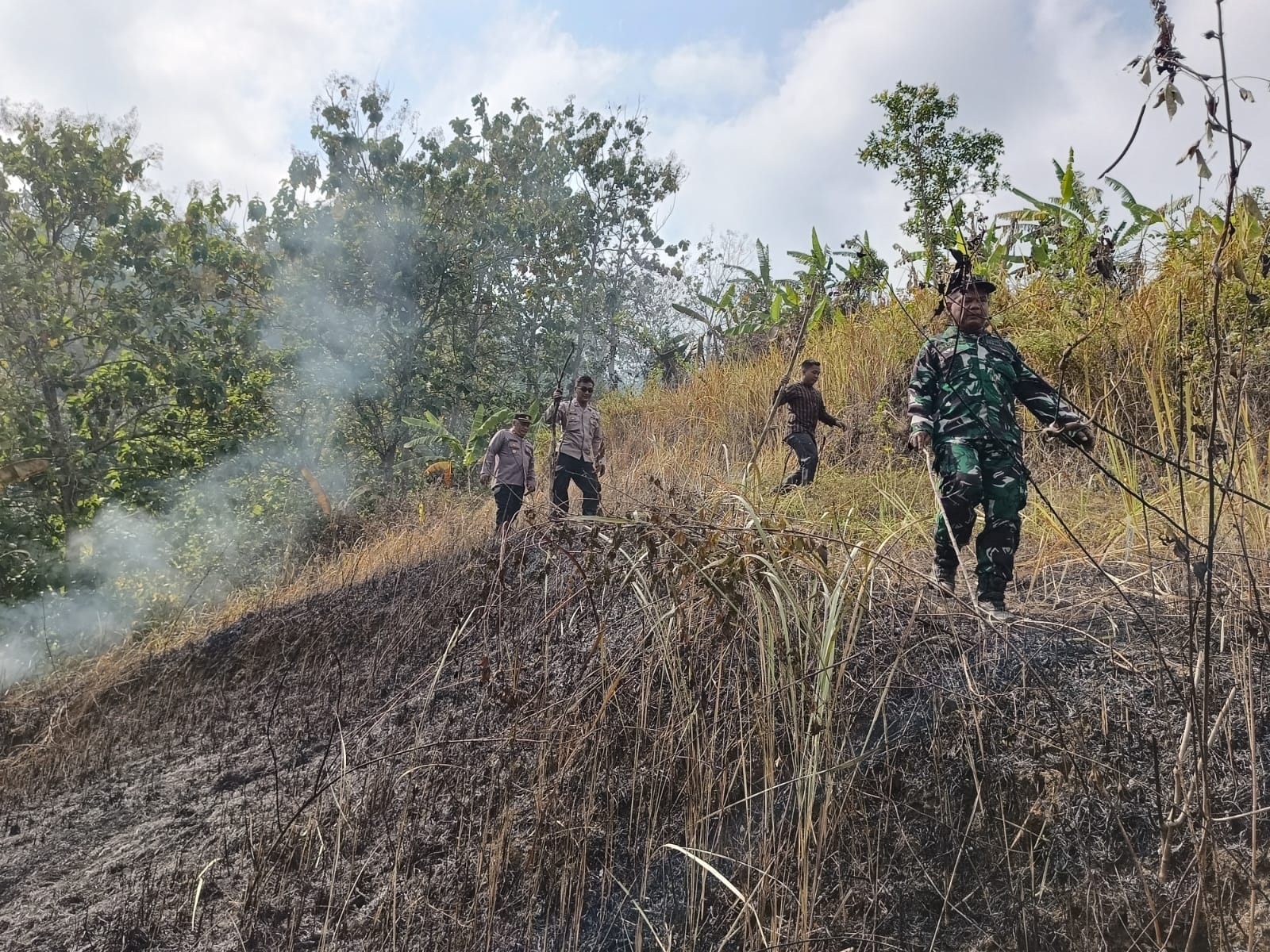 Cegah Kebakaran Meluas, Polsek Ajibarang Banyumas Bersama Forkopimcam Padamkan Api di Lahan Perhutani