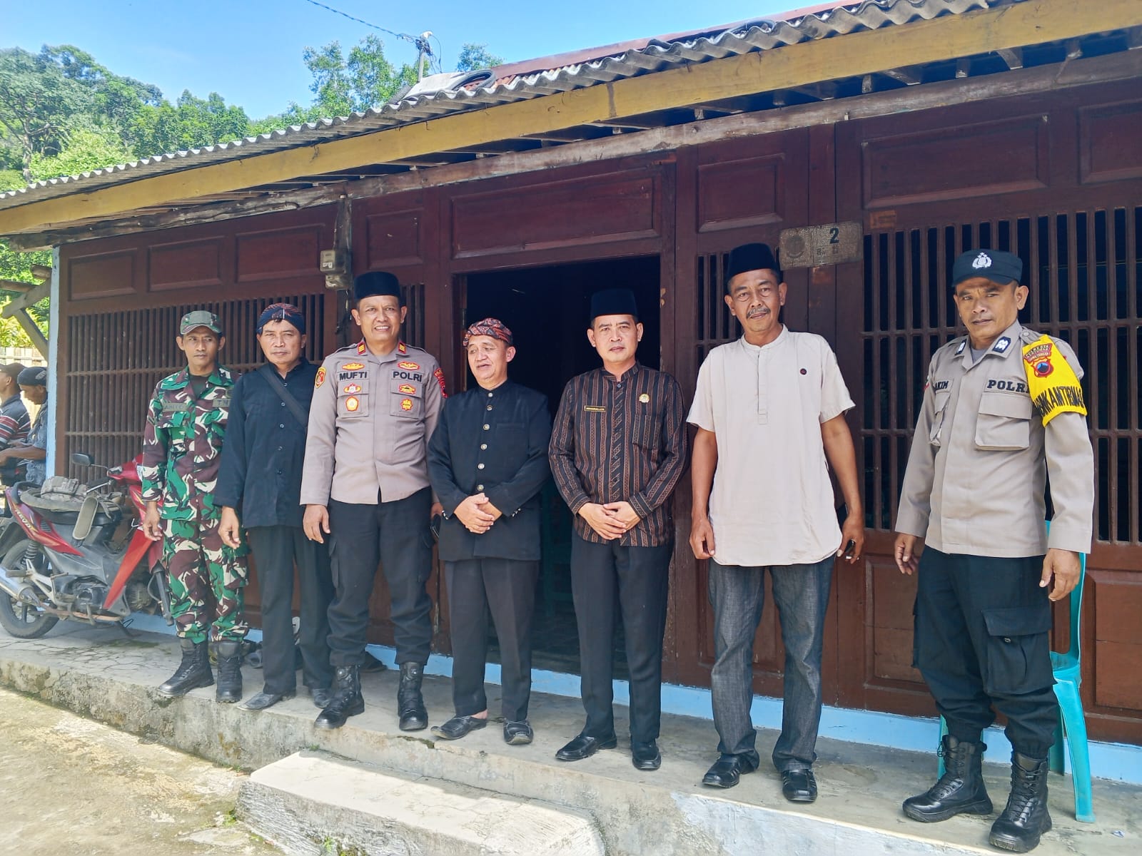 Polsek Wangon Polresta Banyumas Amankan Tradisi Jaro Rajab Di Komplek Masjid Saka Tunggal Cikakak