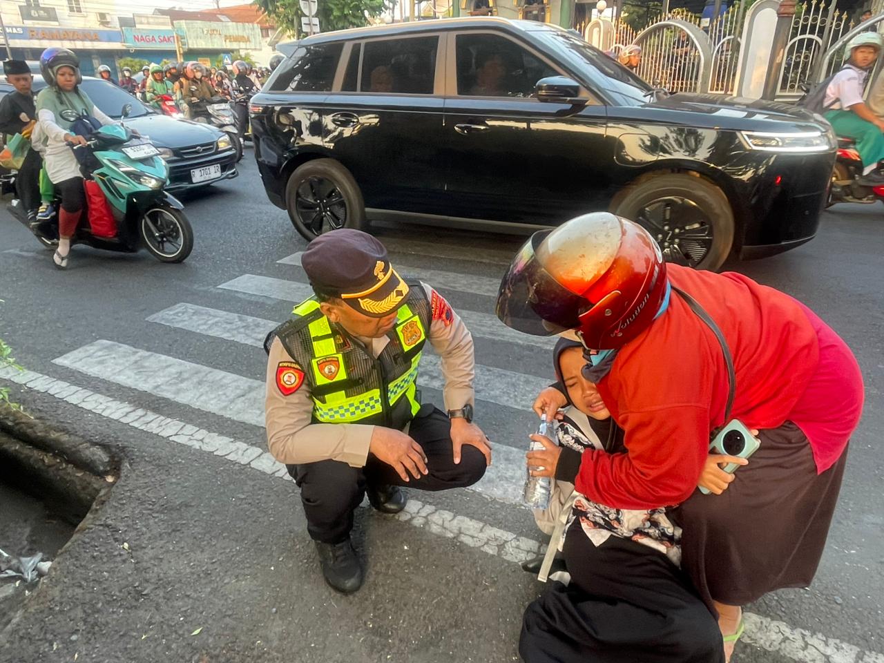 Quick Respons Sat Samapta Polresta Banyumas Tangani Laka Lantas di Jalan Masjid