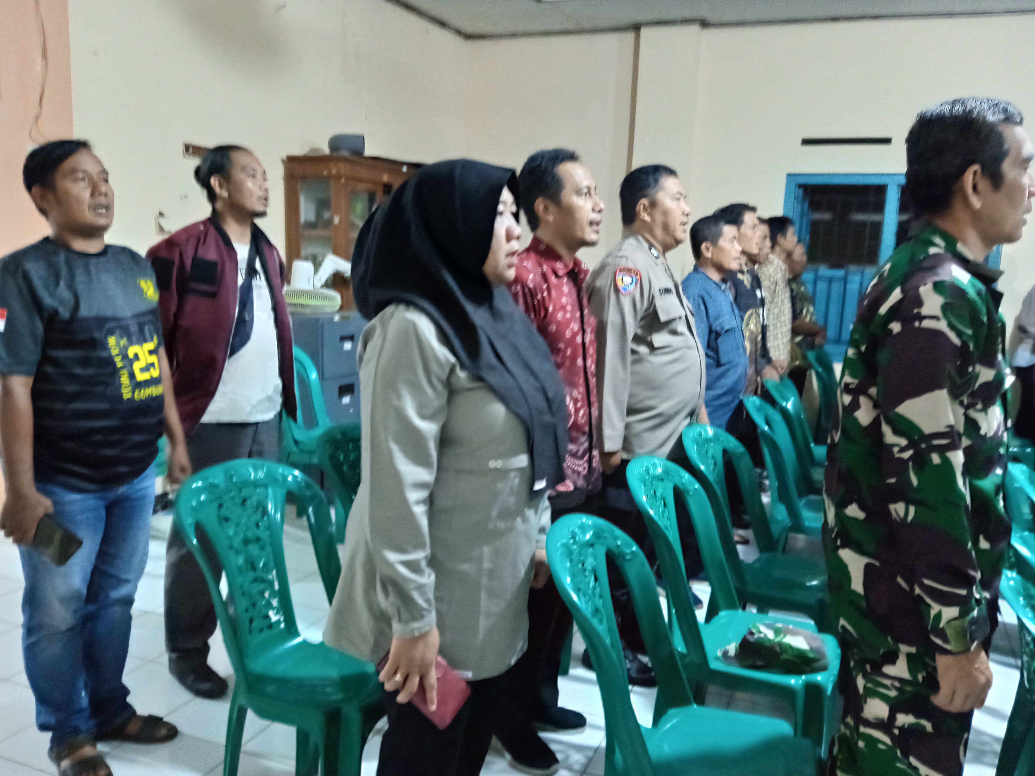 Bhabinkamtibmas Polsek Kalibagor Polresta Banyumas Monitoring Pelantikan Anggota BPD Antar Waktu