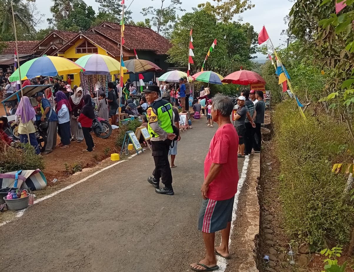 Bhabinkamtibmas Somagede Kawal Pentas Kuda Lumping, Warga Nyaman Menikmati Hiburan