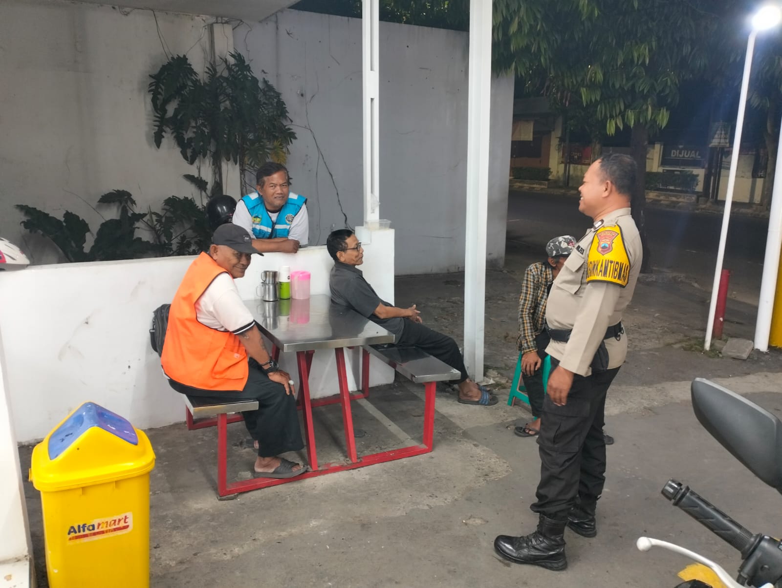 Cegah Curanmor, Bhabinkamtibmas Polsek Purwokerto Barat Sambangi Juru Parkir di Purwokerto Barat