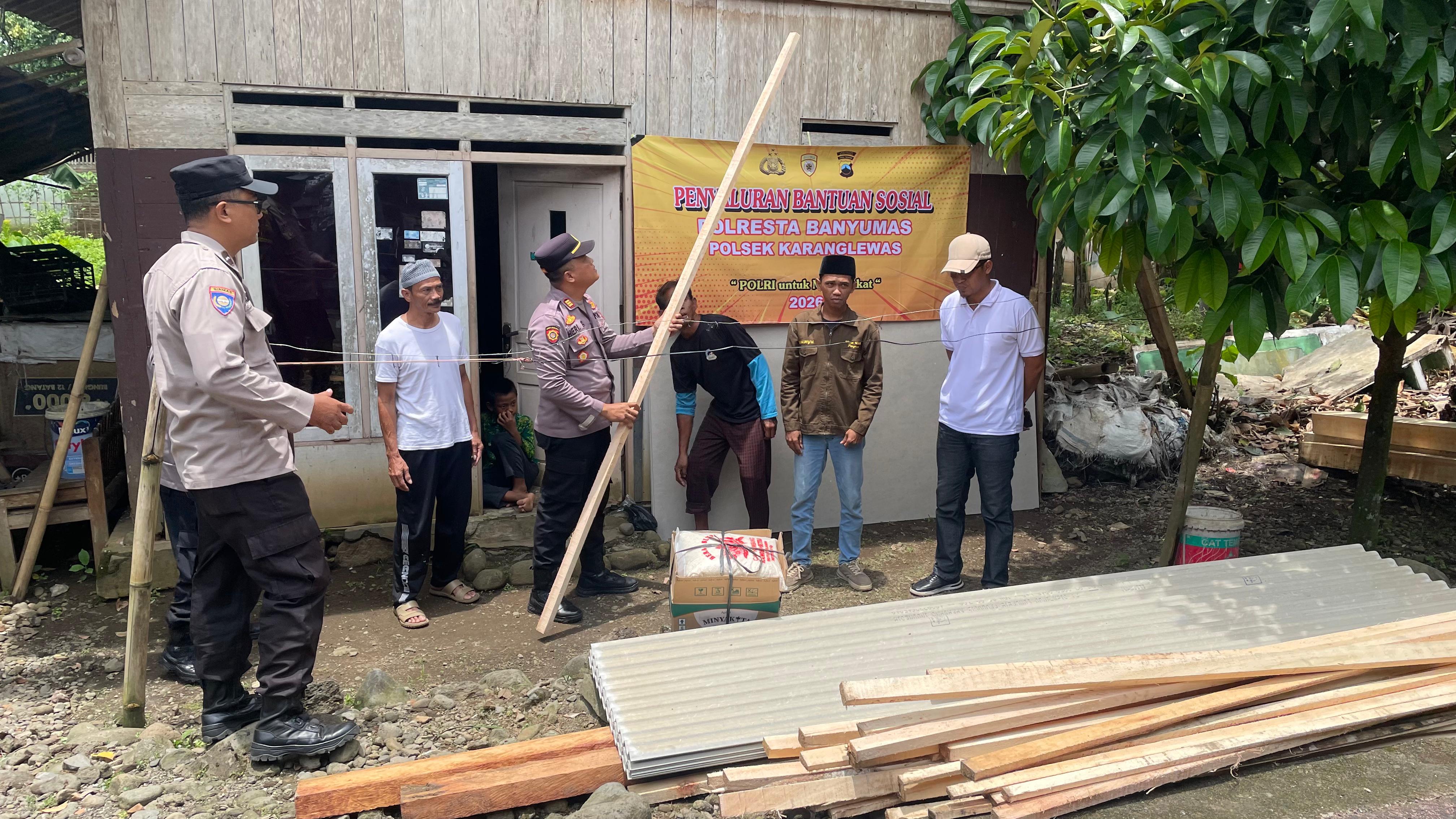 Rumah Warga Jipang Roboh, Polsek Karanglewas Polresta Banyumas Beri Bantuan Sosial