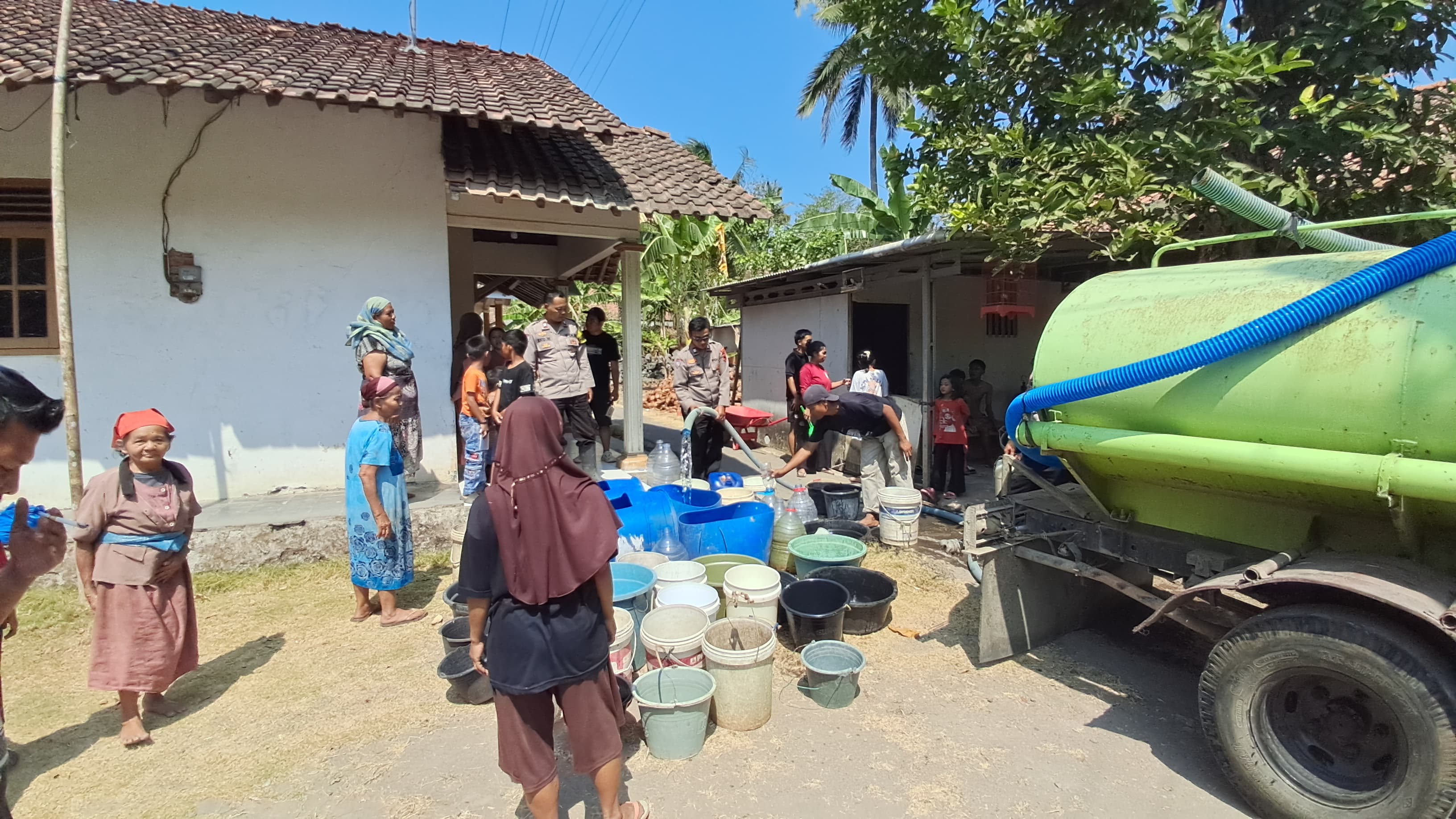 Bantu Warga Hadapi Kekeringan, Bhabinkamtibmas Polsek Ajibarang Salurkan Air Bersih di Tipar Kidul