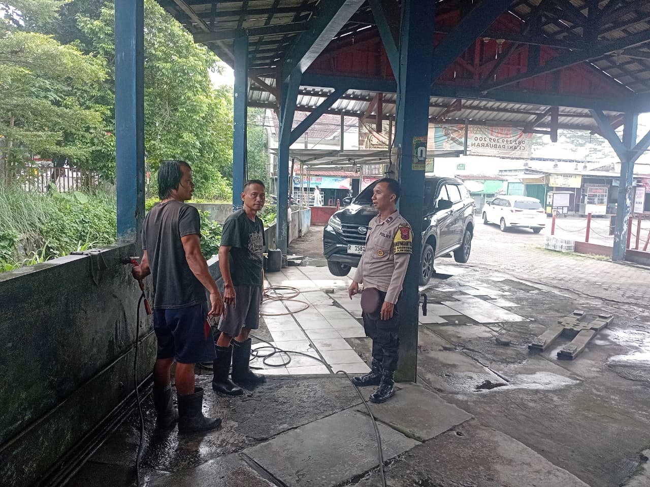 Antisipasi Curanmor, Bhabinkamtibmas Polsek Purwokerto Utara Sambangi Karyawan AJS Carwash