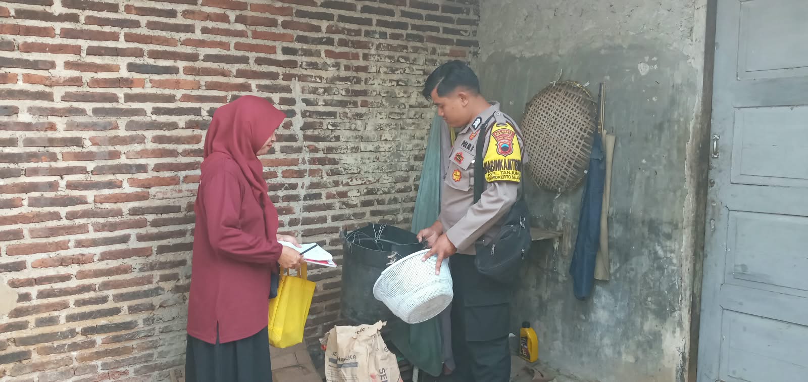 Cegah DBD, Bhabinkamtibmas Polsek Purwokerto Selatan Bersama Warga Gelar PSN