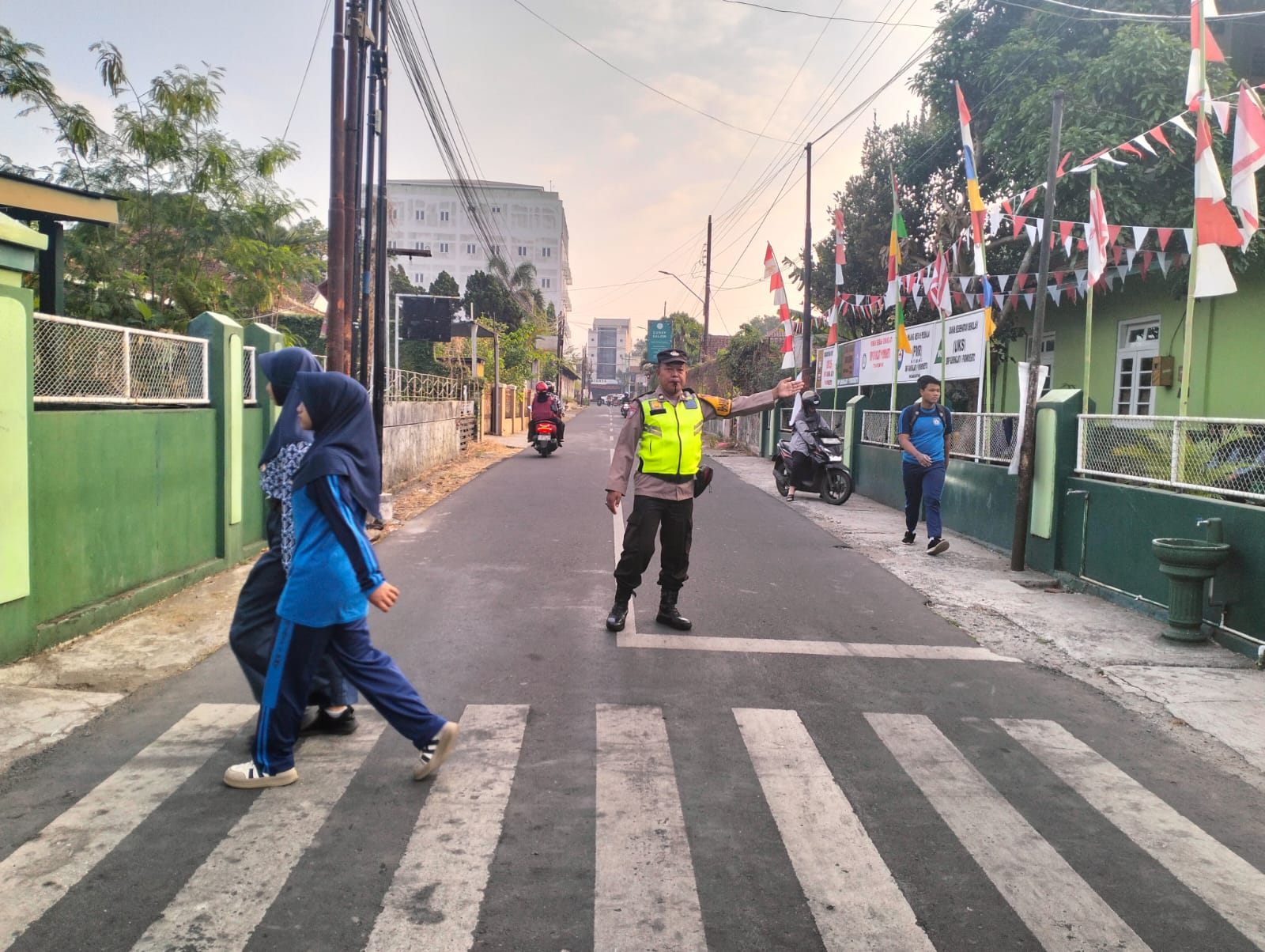 Berikan Rasa Aman, Polsek Purwokerto Barat Hadir Saat Jam Masuk Sekolah