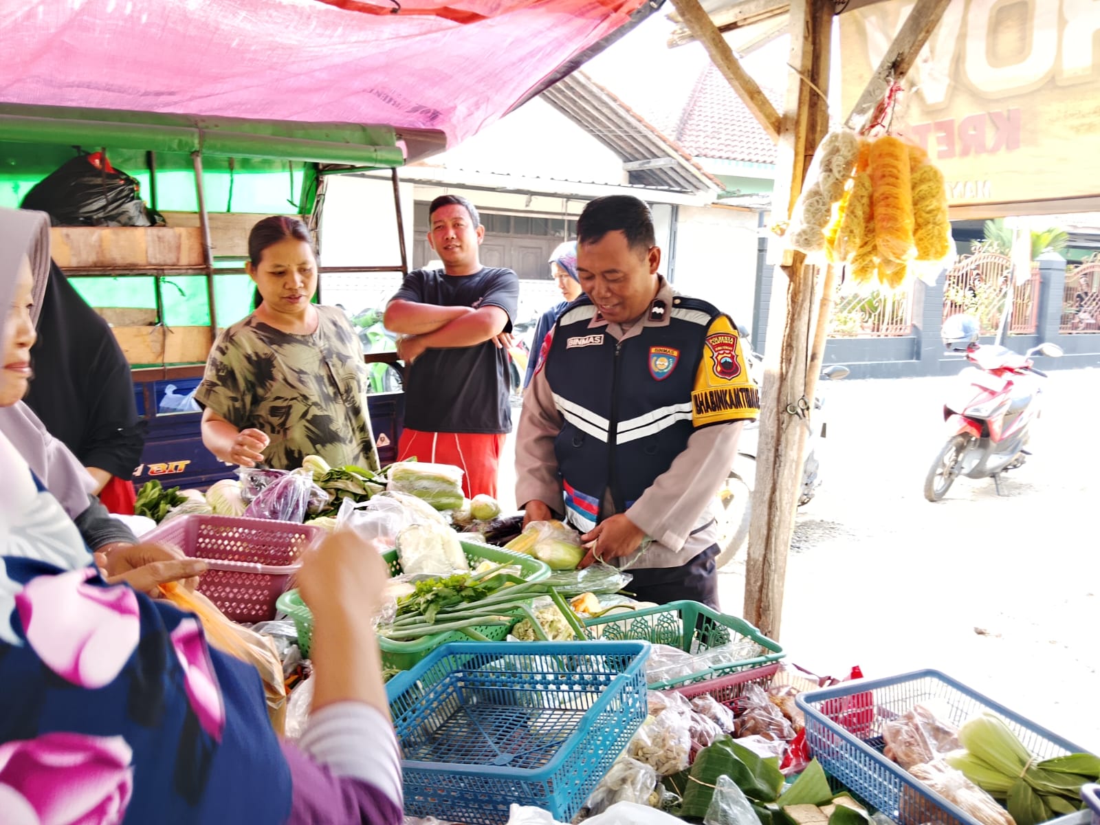 Sambil Belanja Sayuran, Bhabinkamtibmas Kalibagor Sambangi Warga Sampaikan Pesan Kamtibmas