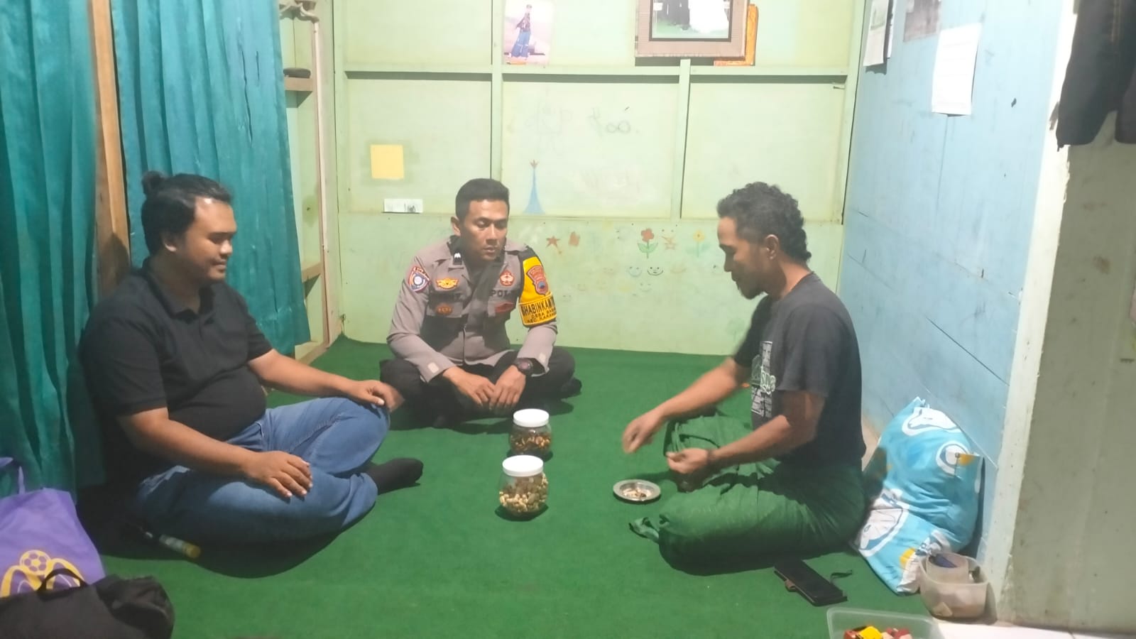 Sambang Malam, Bhabinkamtibmas Polsek Karanglewas Serap Informasi dari Warga
