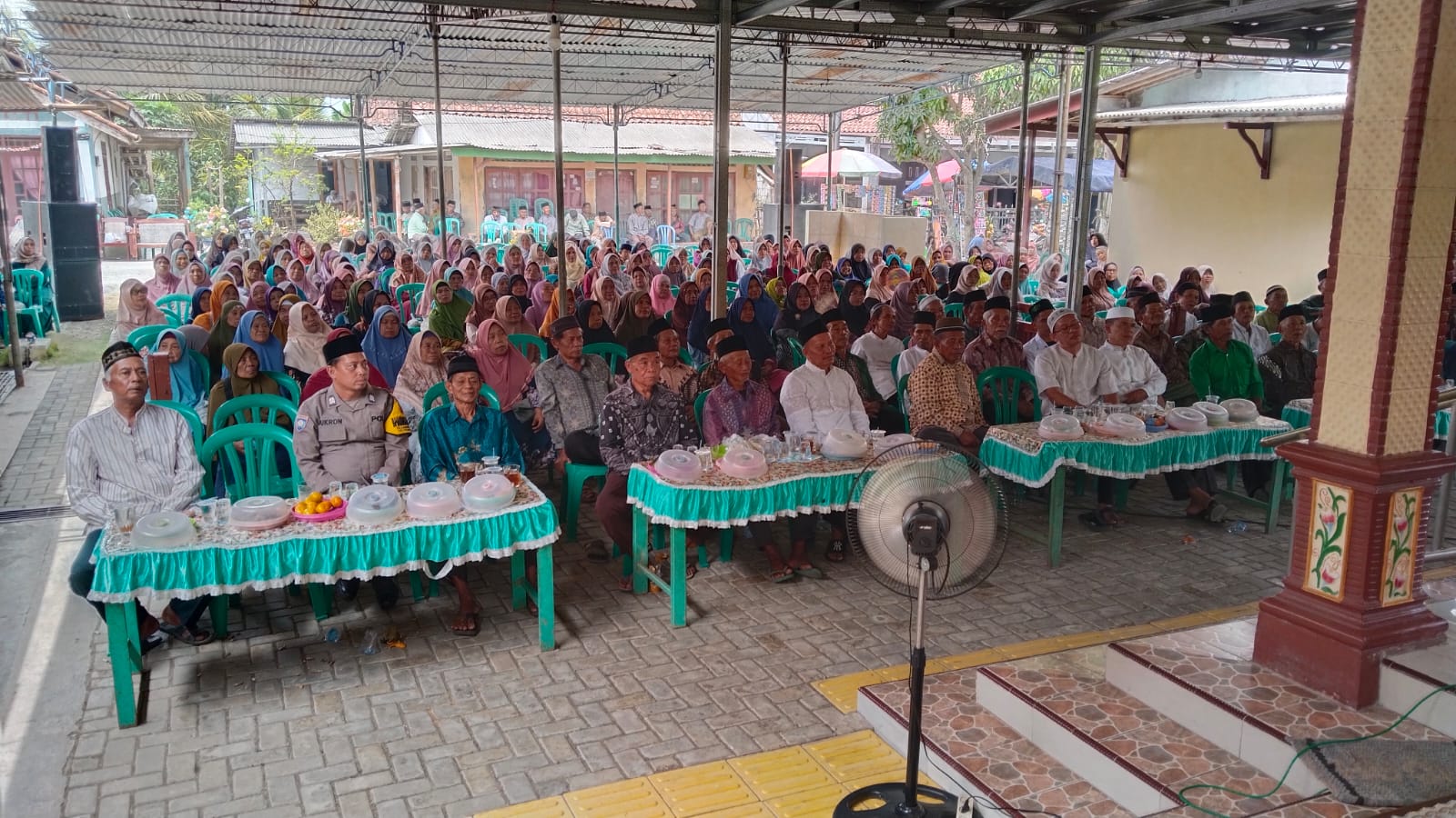 Hadirii Pringatan Maulid Nabi, Bhabinkamtibmas Polsek Purwojati Ajak Warga Teladani Akhlak Rasulullah