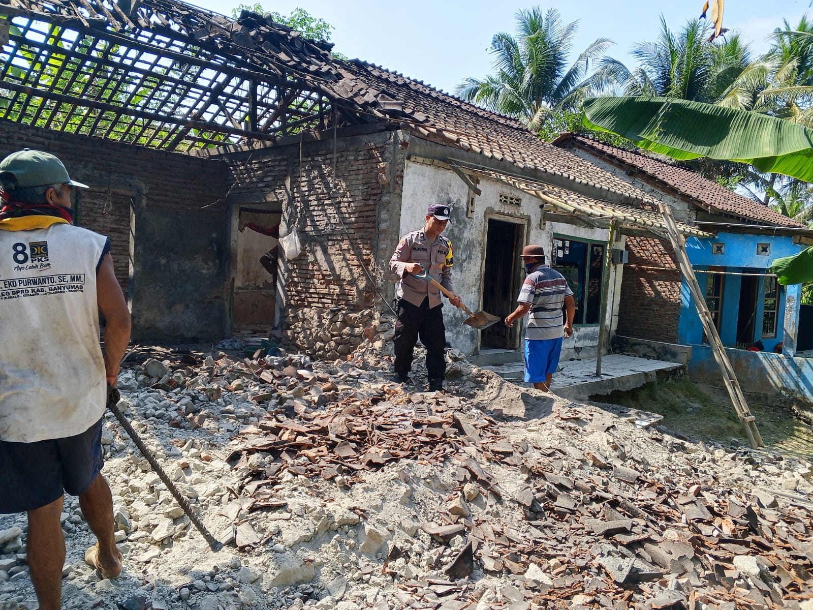 Kepedulian di Tengah Warga, Bhabinkamtibmas Polsek Wangon Kerja Bakti Benahi Rumah Rusak